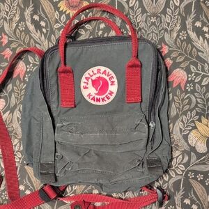 Fjällräven Kånken Mini Backpack in Black and Red